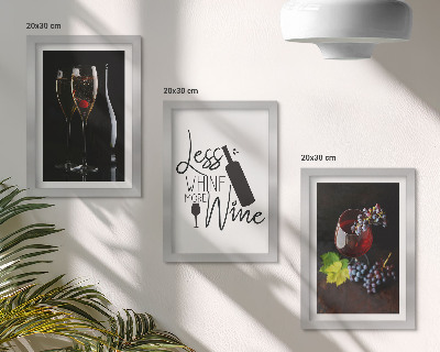 Tavelvägg med 3 tavlor Glas vin med druvor och en inskription om vin