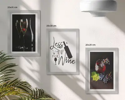 Tavelvägg med 3 tavlor med motiv av vinglas och druvor samt text om vin