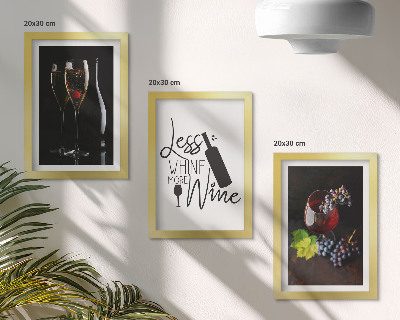 Tavelvägg med 3 tavlor Glas vin med druvor och en inskription om vin