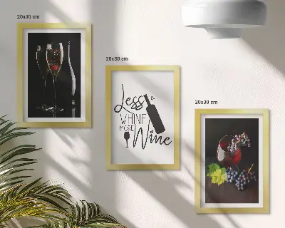 Tavelvägg med 3 tavlor med motiv av vinglas och druvor samt text om vin