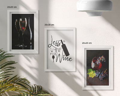 Tavelvägg med 3 tavlor Glas vin med druvor och en inskription om vin