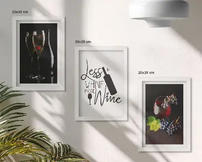 Tavelvägg med 3 tavlor med motiv av vinglas och druvor samt text om vin