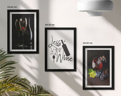 Tavelvägg med 3 tavlor Glas vin med druvor och en inskription om vin