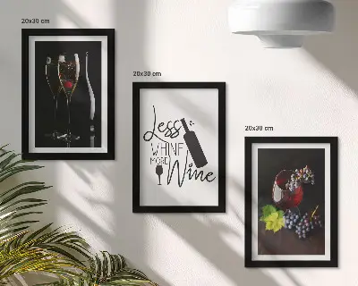 Tavelvägg med 3 tavlor med motiv av vinglas och druvor samt text om vin