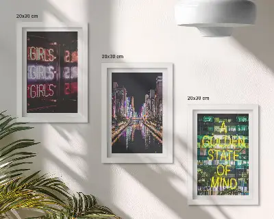 Tavelvägg med 3 tavlor med motiv av neonskyltar över staden på natten med utsikt över floden