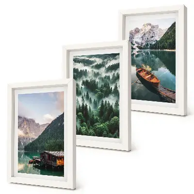 Posterpaket berglandskap med en sjö, en båt och en dimmig skog