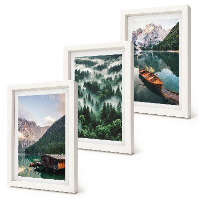 Posterpaket Berglandskap med en sjö, en båt och en skog i dimman
