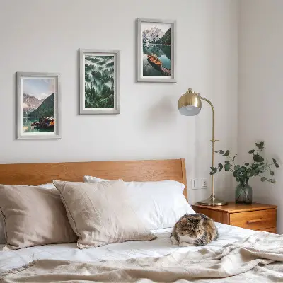 Posterpaket berglandskap med en sjö, en båt och en dimmig skog