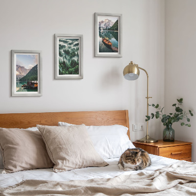 Posterpaket Berglandskap med en sjö, en båt och en skog i dimman