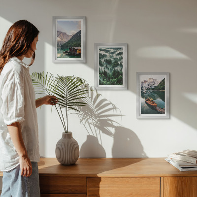 Posterpaket Berglandskap med en sjö, en båt och en skog i dimman