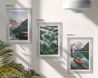 Posterpaket Berglandskap med en sjö, en båt och en skog i dimman