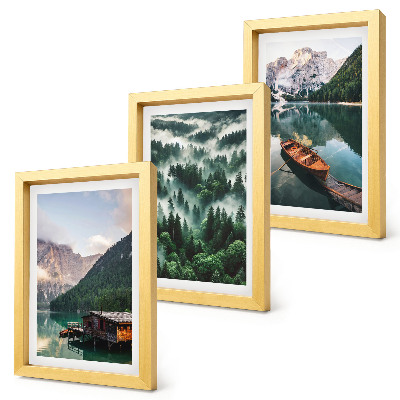 Posterpaket Berglandskap med en sjö, en båt och en skog i dimman