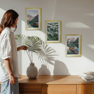 Posterpaket Berglandskap med en sjö, en båt och en skog i dimman