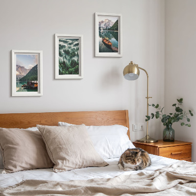 Posterpaket Berglandskap med en sjö, en båt och en skog i dimman