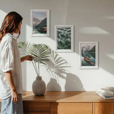 Posterpaket berglandskap med en sjö, en båt och en dimmig skog