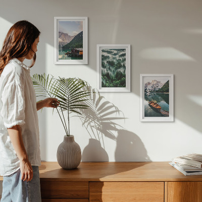 Posterpaket Berglandskap med en sjö, en båt och en skog i dimman