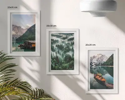 Posterpaket berglandskap med en sjö, en båt och en dimmig skog