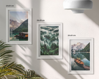 Posterpaket Berglandskap med en sjö, en båt och en skog i dimman