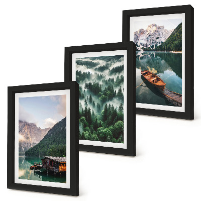 Posterpaket Berglandskap med en sjö, en båt och en skog i dimman