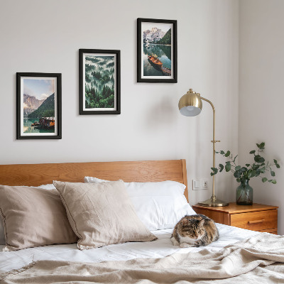 Posterpaket Berglandskap med en sjö, en båt och en skog i dimman