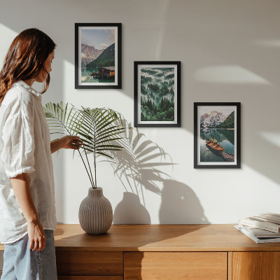 Posterpaket Berglandskap med en sjö, en båt och en skog i dimman
