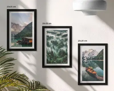 Posterpaket berglandskap med en sjö, en båt och en dimmig skog