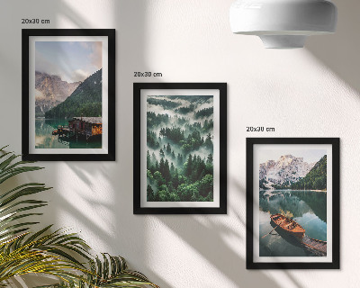 Posterpaket Berglandskap med en sjö, en båt och en skog i dimman