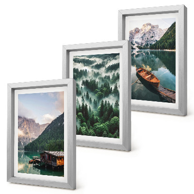 Posterpaket Berglandskap med en sjö, en båt och en skog i dimman