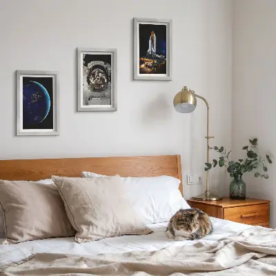 Tavelvägg med 3 tavlor rymdtema med jorden, astronaut och raket