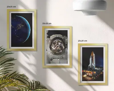 Tavelvägg med 3 tavlor rymdtema med jorden, astronaut och raket