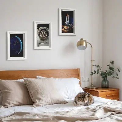 Tavelvägg med 3 tavlor rymdtema med jorden, astronaut och raket