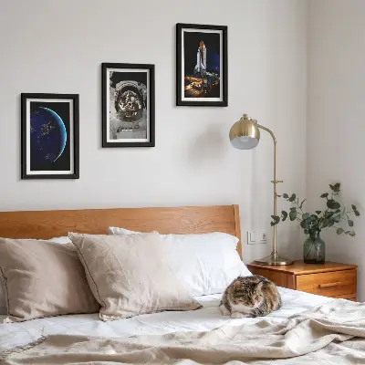 Tavelvägg med 3 tavlor rymdtema med jorden, astronaut och raket