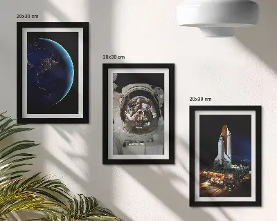 Tavelvägg med 3 tavlor rymdtema med jorden, astronaut och raket