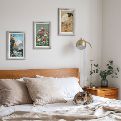 Tavelvägg med 3 tavlor Berg i landskapet, flod, blommor och tranor i gräset