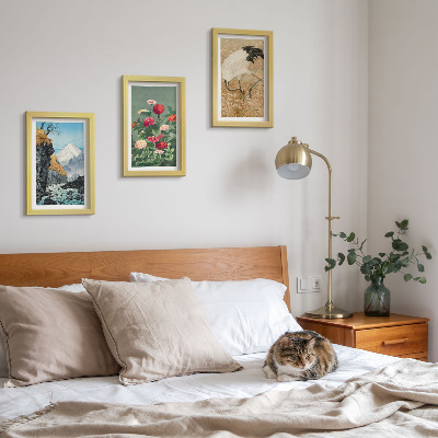 Tavelvägg med 3 tavlor Berg i landskapet, flod, blommor och tranor i gräset