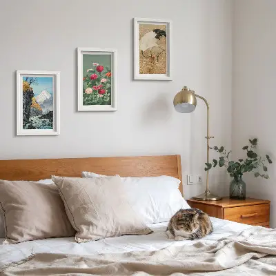 Tavelvägg med 3 tavlor berg i landskapet med flod, blommor och tranor i gräset