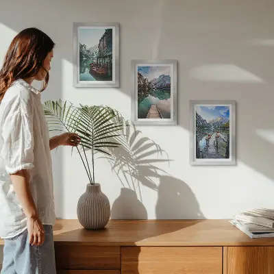 Triptyk med ram motiv av en lugn sjö i bergen med träbåtar