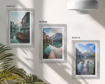 Triptyk med ram motiv av en lugn sjö i bergen med träbåtar