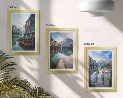 Triptyk tavla med ram En lugn sjö i bergen med träbåtar