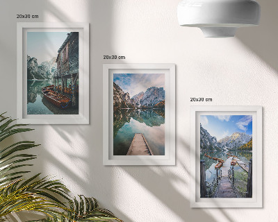 Triptyk tavla med ram En lugn sjö i bergen med träbåtar