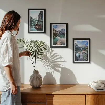 Triptyk med ram motiv av en lugn sjö i bergen med träbåtar