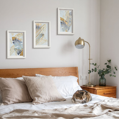 Tavelvägg med 3 tavlor Blad i nyanser av blått och beige mot en ljus bakgrund