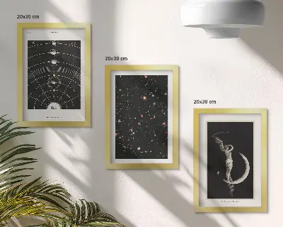 Tavelvägg med 3 tavlor motiv av solsystemets galax och nattfigur på månen