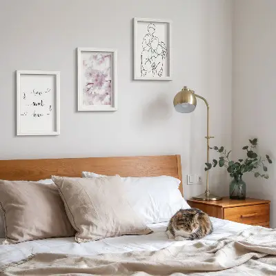 Tavelvägg med 3 tavlor med blommor och familjemotiv i minimalistisk design