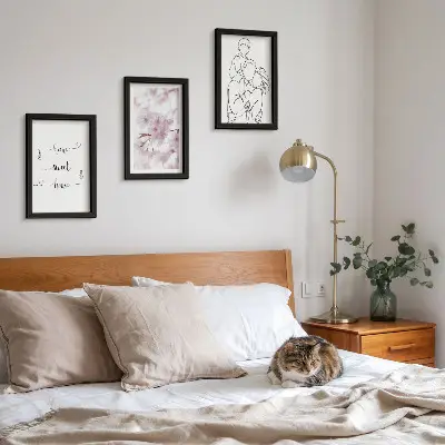 Tavelvägg med 3 tavlor med blommor och familjemotiv i minimalistisk design
