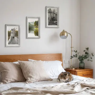 Tavelvägg med 3 tavlor med naturlandskap av vita hästar vid floden