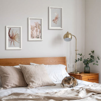 Posterpaket Blommor och gräs mot en ljus bakgrund i en harmonisk uppsättning