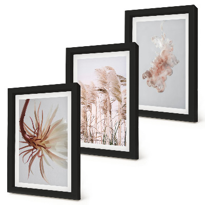 Posterpaket Blommor och gräs mot en ljus bakgrund i en harmonisk uppsättning