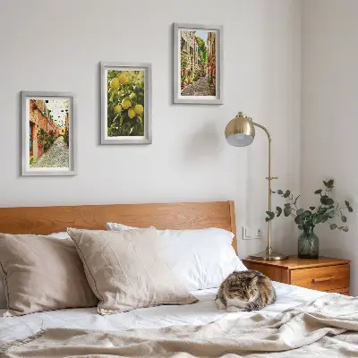 Tavelvägg med 3 tavlor med charmiga gator prydda av blommor och citroner