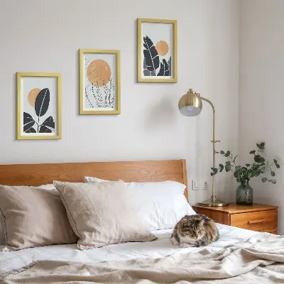 Tavelvägg med 3 tavlor växtmönster med stora solar i minimalistisk stil